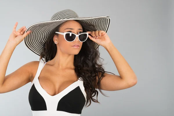 Aantrekkelijke jonge vrouw met stro hoed en zonnebril — Stockfoto