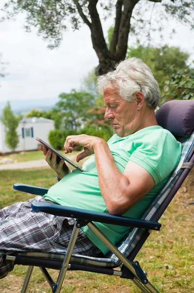 Äldre man med digital tablet — Stockfoto