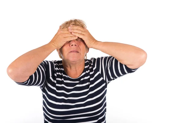Mujer Anciana Con Dolor Cabeza Aislado Sobre Fondo Blanco — Foto de Stock