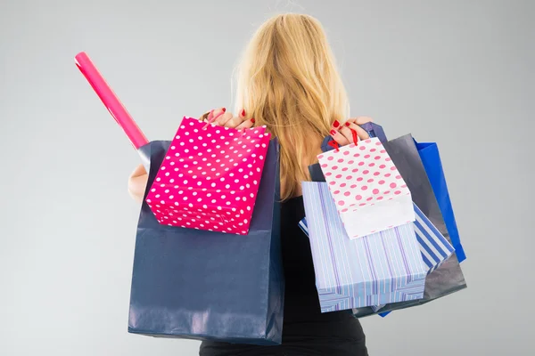 Mulher loira atraente com sacos de compras — Fotografia de Stock