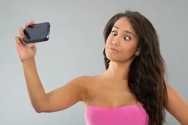 Svart kvinna med roliga selfie — Stockfoto