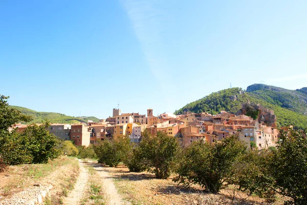 Paisaje Con Pueblo Pratdip Cataluña Española — Foto de Stock