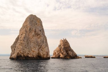 Ufukta Medes adaları ile manzara