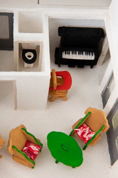Miniaturowy Dom Meblami Białym Tle — Zdjęcie stockowe