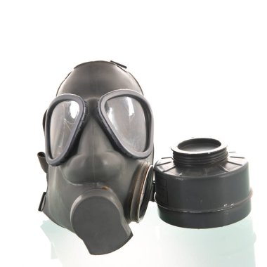 Beyaz arkaplanda askeri gaz maskesi izole edildi
