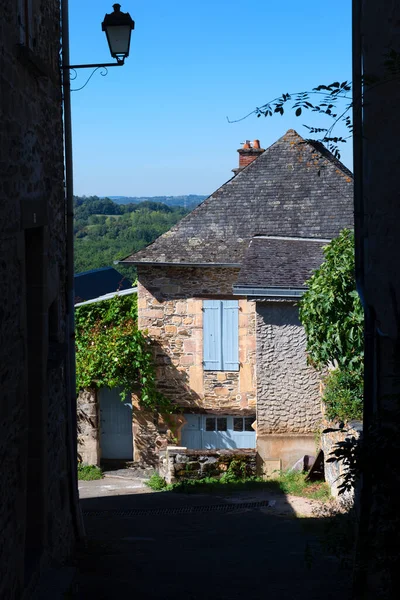 法国有蓝色百叶窗的老房子 — 图库照片
