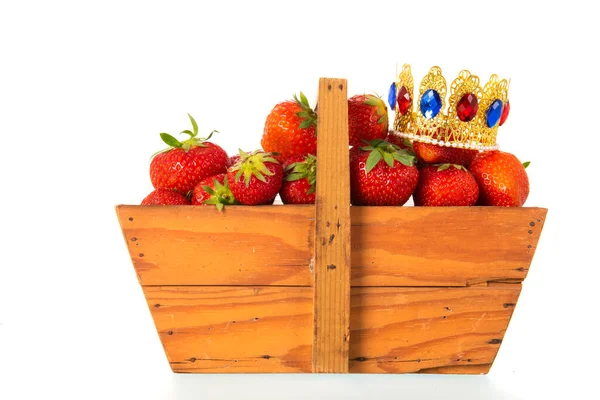 Houten Oogst Mand Vol Met Gekroonde Aardbeien Geïsoleerd Witte Achtergrond — Stockfoto