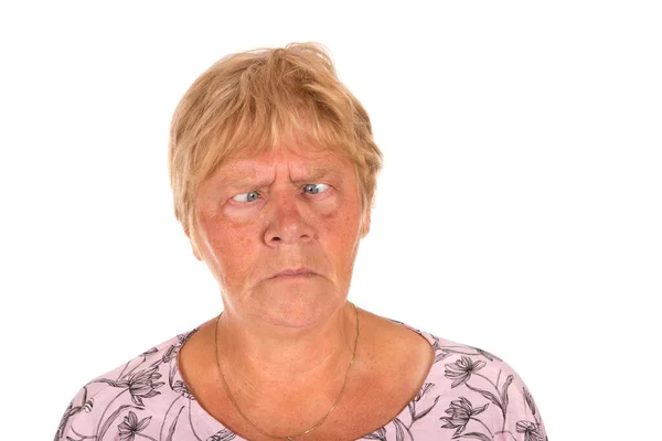 Retrato Loira Sênior Mulher Com Olhos Squint Isolado Sobre Branco — Fotografia de Stock