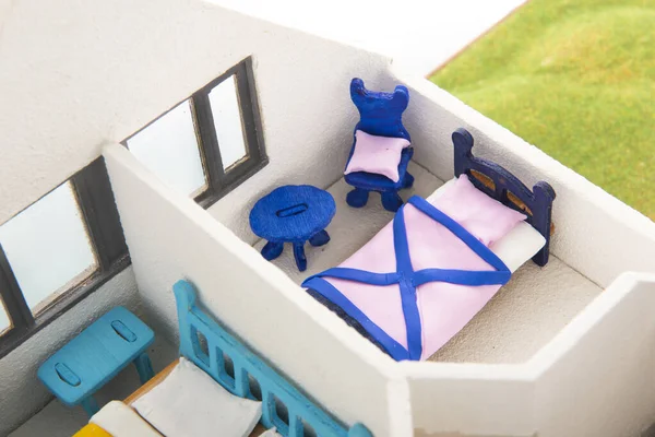 Pierwsze Piętro Miniaturowego Domu Ręcznie Robionymi Meblami Białym Tle — Zdjęcie stockowe