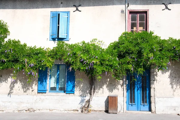 Típica Casa Francesa Con Persianas Azules — Foto de Stock