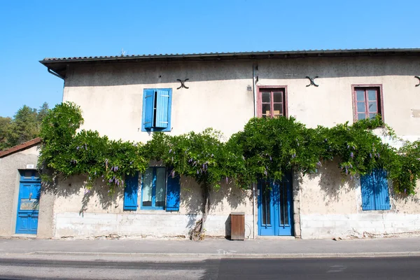 Typisch Frans Huis Met Blauwe Luiken — Stockfoto