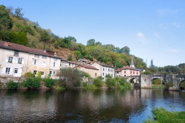 Eski köprüsü olan Fransız St-Leonard-de-Noblat