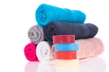 Beyaz arka planda sabunlu pembe havlular.