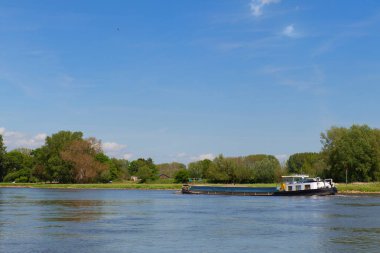 Hollanda nehrinin manzarası IJssel 'in teknesi