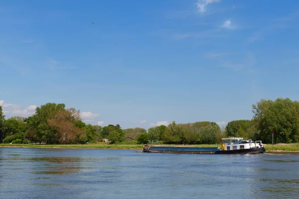 风景秀丽的荷兰河上有一艘船 — 图库照片
