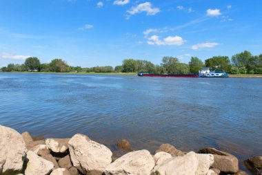 Hollanda nehrinin manzarası IJssel 'in teknesi