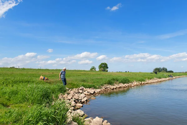 Paesaggio Fiume Olandese Ijssel Con Uomo Cane — Foto Stock