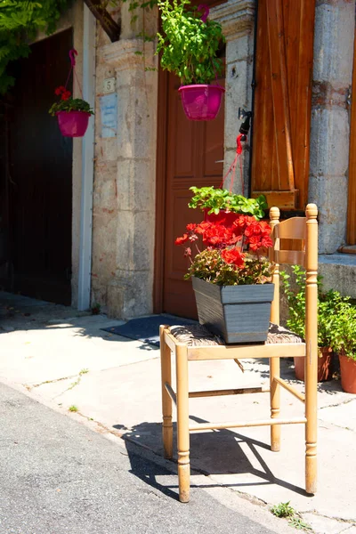 Romantik Sandalye Günışığında Sardunyalarla — Stok fotoğraf