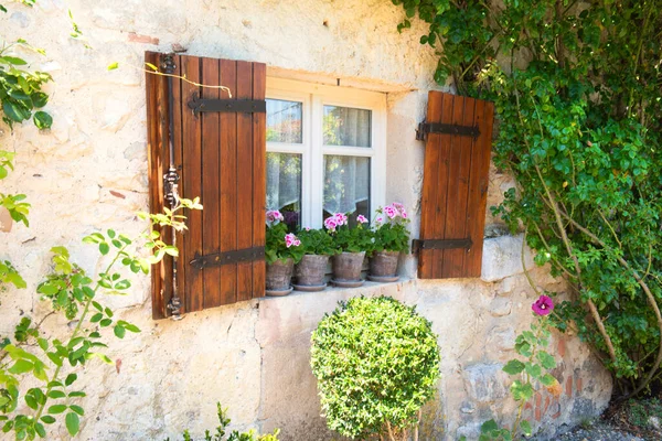 Romantisches Fenster Mit Geranien — Stockfoto