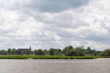 Skyline Hollanda şehri Hatem, IJssel nehrinin yanında.