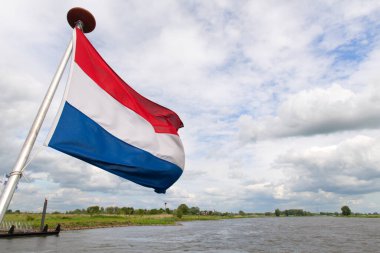 Hollanda nehri üzerindeki peyzaj botu Hollanda 'daki IJssel