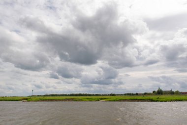 Hollanda nehrinin üzerindeki bulutlu manzara IJssel 
