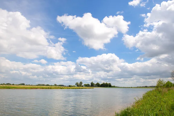 風景オランダ語の川Ijssel — ストック写真