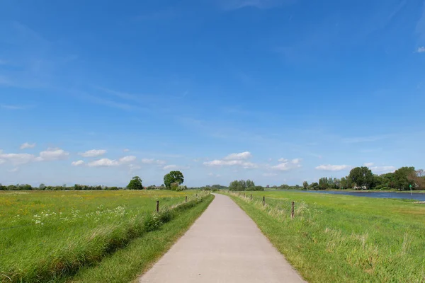 Hollanda Nehri 'nin manzarası IJssel 