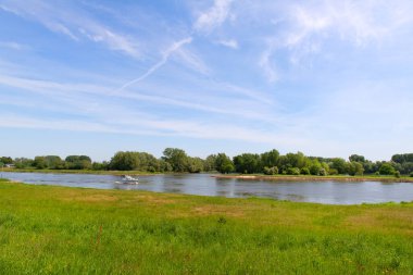 Hollanda nehrinin manzarası motorlu tekne ile IJssel