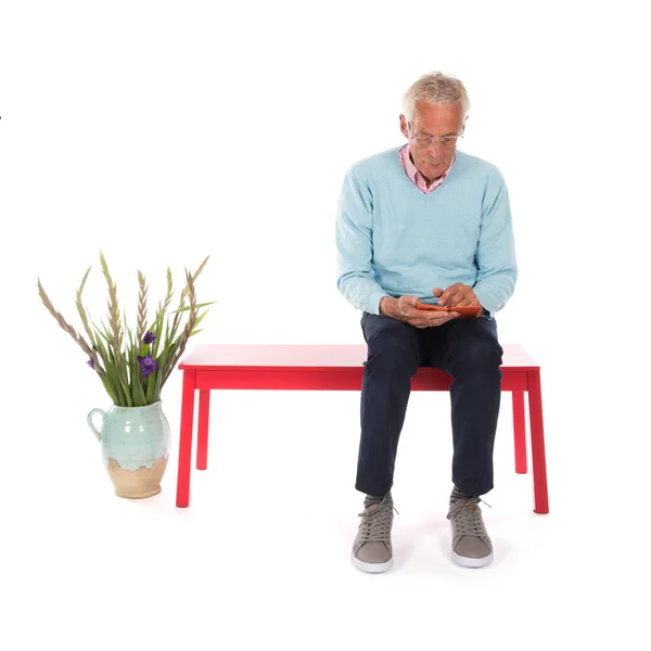 Senior Man Med Mobiltelefon Väntrummet — Stockfoto