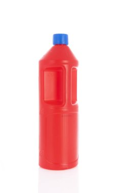 Beyaz arka planda mavi kapaklı plastik kırmızı şişe.