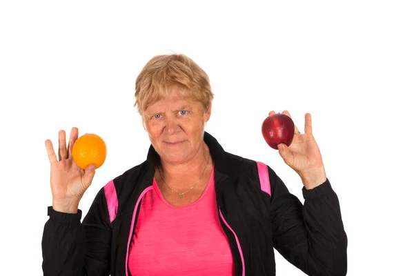 Yaşlı Zinde Sağlıklı Beyaz Arka Planda Meyveli Bir Kadın — Stok fotoğraf