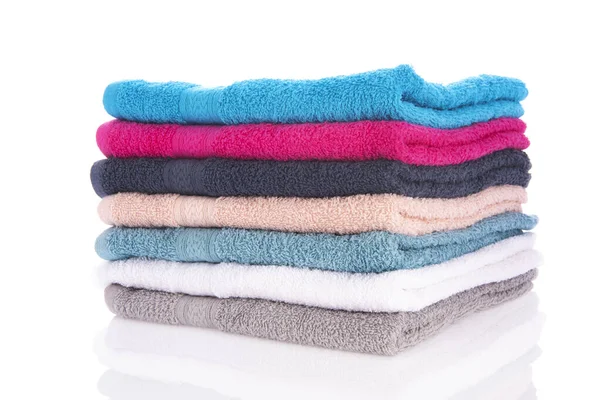 Gestapelte Handtücher Isoliert Über Weißem Hintergrund — Stockfoto