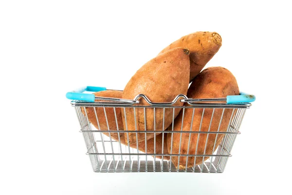 Cesta Compras Com Batatas Doces Isoladas Sobre Fundo Branco — Fotografia de Stock
