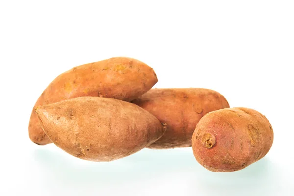 Várias Batatas Doces Isoladas Sobre Fundo Branco — Fotografia de Stock