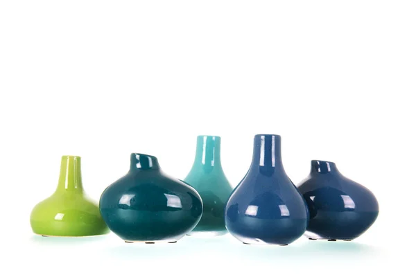 五个蓝色和绿色现代设计花瓶隔离在白色背景上 — 图库照片