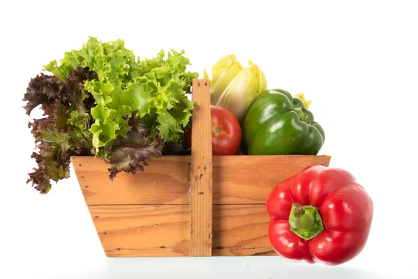 Panier Récolte Bois Avec Légumes Frais Isolés Sur Blanc Images De Stock Libres De Droits