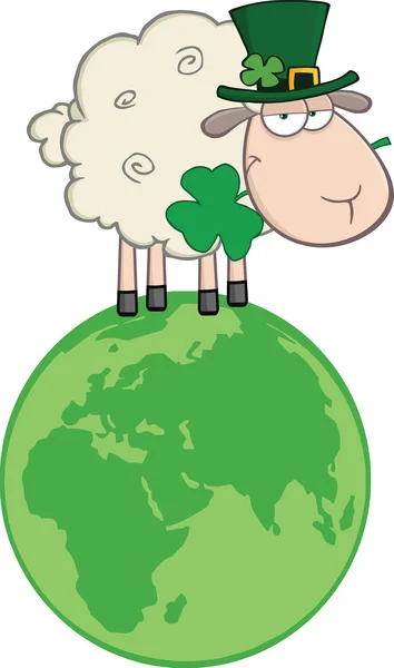 Irský ovcí s jetelem v hubě na glóbus — Stock fotografie