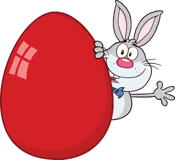 Carino grigio coniglio cartone animato personaggio agitando dietro uovo di Pasqua — Foto Stock