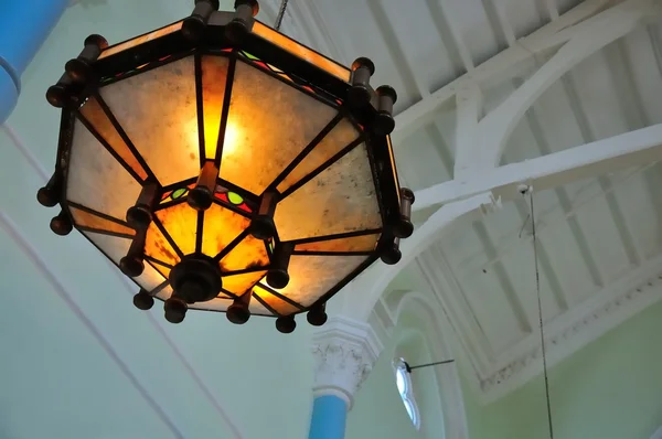 Old Chandelier in The University Hall of University of Hong Kong — Stock Photo, Image