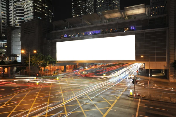 Duży pusty billboard w nocy w mieście z ruchliwej ulicy — Zdjęcie stockowe