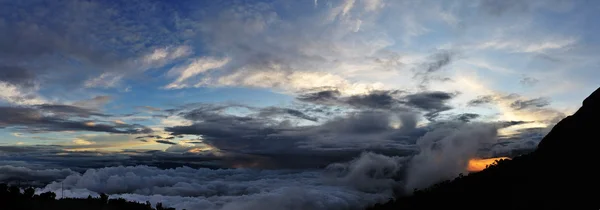 Облачный Кинабалу — стоковое фото