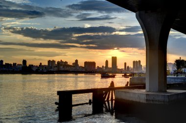 Hong kong altında brigde günbatımı