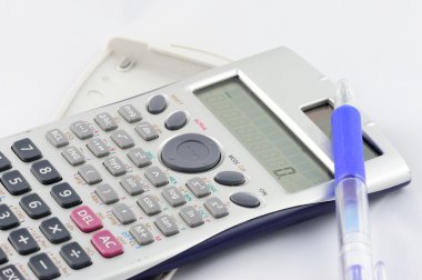izole hesap makinesi ve kalem