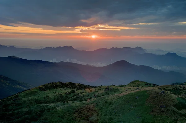 Nascer do sol em Hillside — Fotografia de Stock