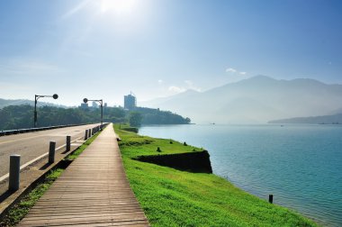 Lakeside yolu