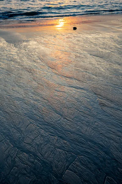 Magische Morgenlandschaft Mit Aufgehender Sonne Wasserwellen Und Sandmustern Flach Ebbe — Stockfoto