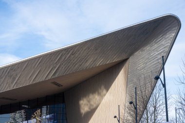Rotterdam, Hollanda - 12 Şubat 2022 Rotterdams 'ın yeni merkez istasyonunun göz alıcı mimarisine bakın.