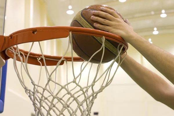 Cesta de pontuação na quadra de basquete — Fotografia de Stock