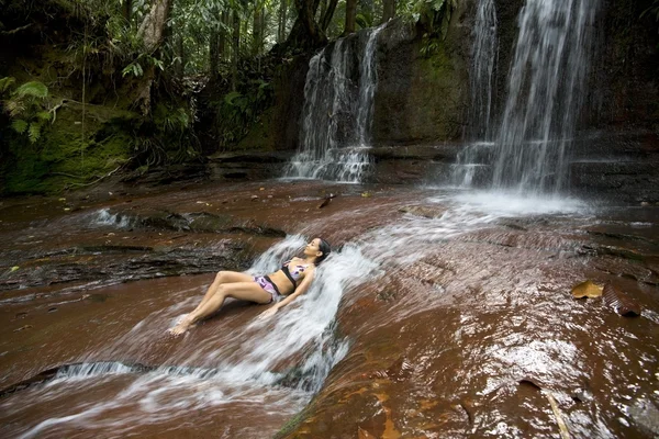 şelale nehirde uzanarak bikini ile seksi kız